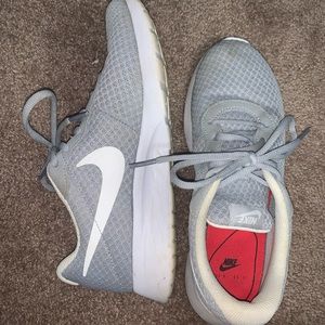 Women’s 8.5 Nike Tennis Shows